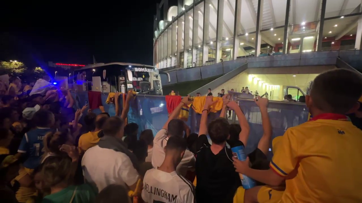 Scene penibile: generația de suflet, ascunsă de copii prin garduri de doi metri! Ce nu s-a văzut la TV, după umilința din România - Canada