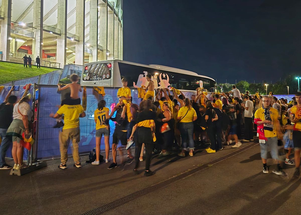 Scene penibile: generația de suflet, ascunsă de copii prin garduri de doi metri! Ce nu s-a văzut la TV, după umilința din România - Canada