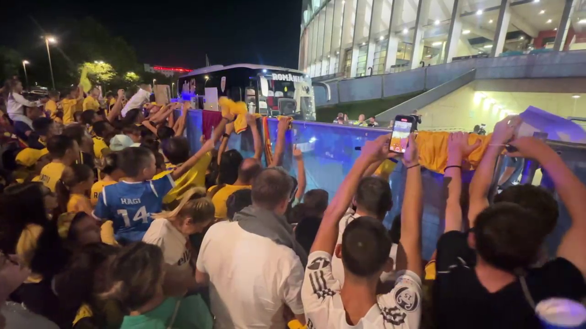 Scene penibile: generația de suflet, ascunsă de copii prin garduri de doi metri! Ce nu s-a văzut la TV, după umilința din România - Canada