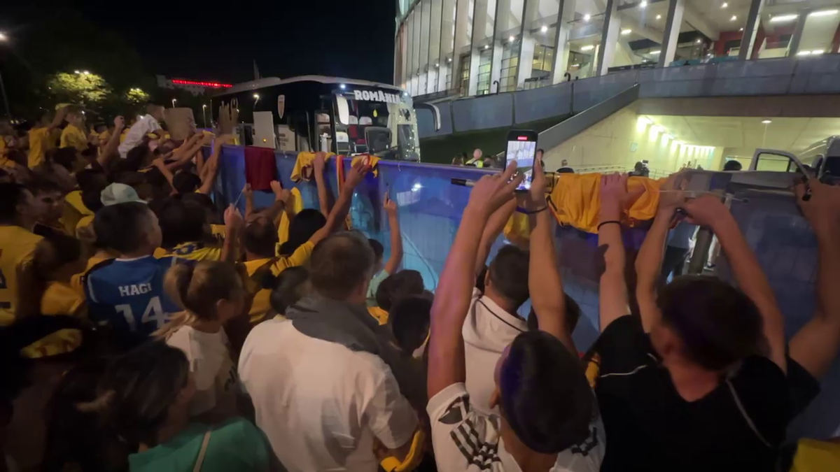 Scene penibile: generația de suflet, ascunsă de copii prin garduri de doi metri! Ce nu s-a văzut la TV, după umilința din România - Canada