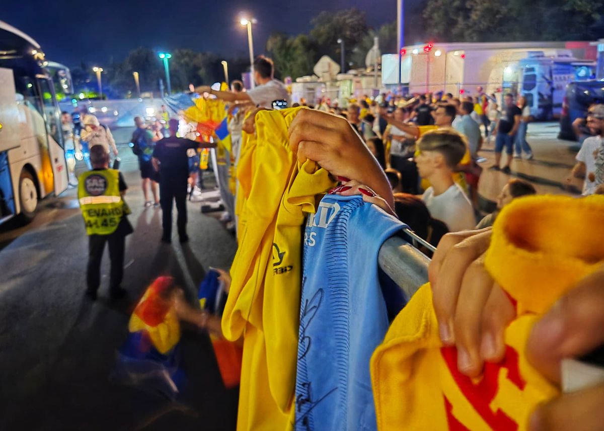 Scene penibile: generația de suflet, ascunsă de copii prin garduri de doi metri! Ce nu s-a văzut la TV, după umilința din România - Canada