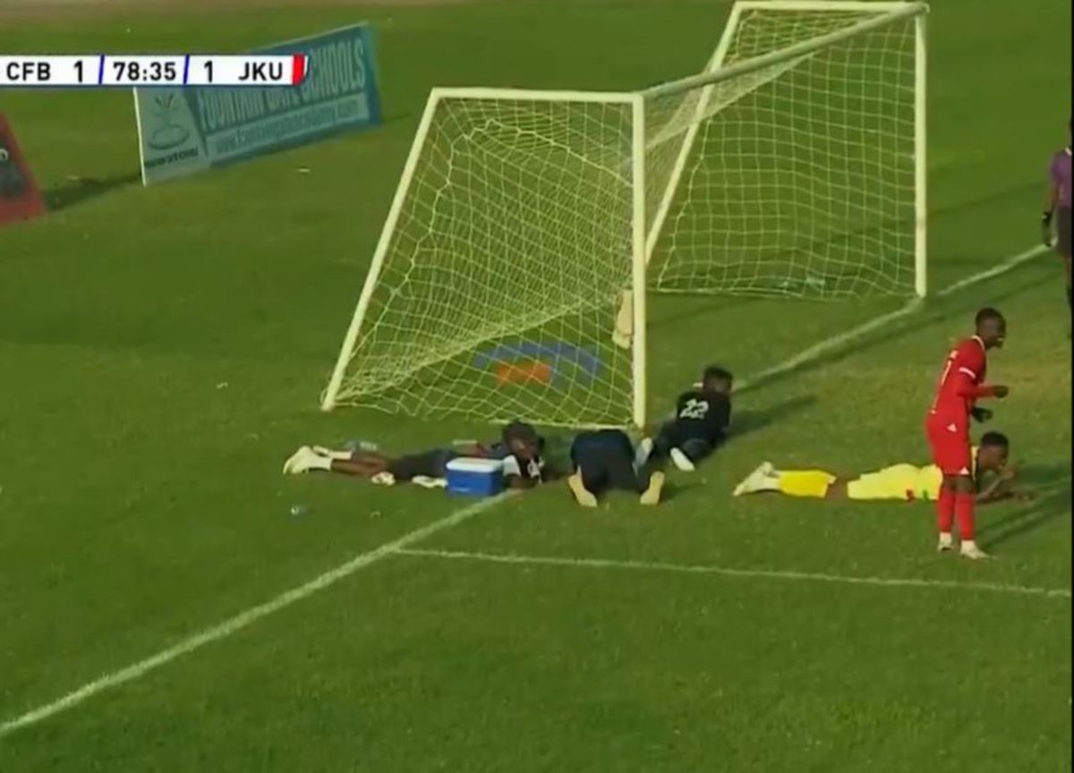 Jucătorii, arbitrul și cameramanii s-au aruncat la pământ pentru a evita pericolul!