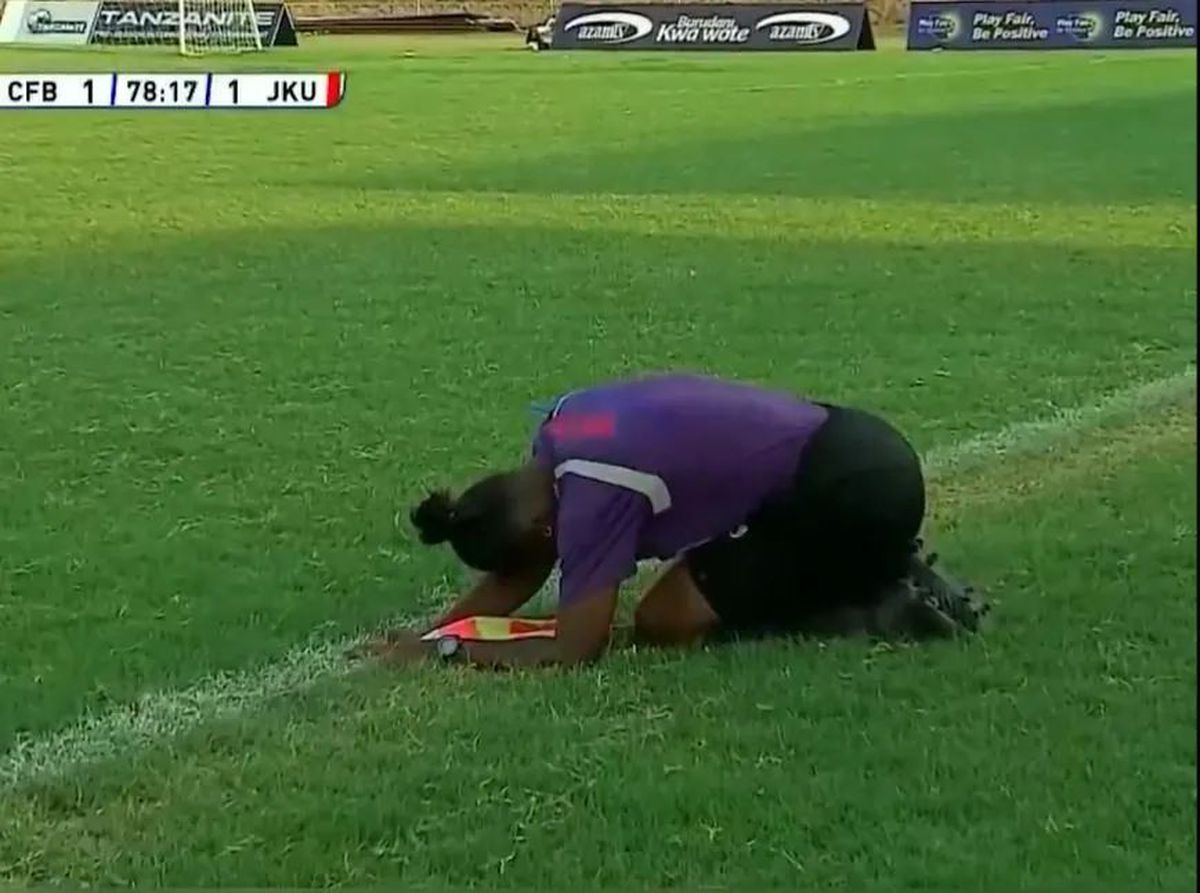 Jucătorii, arbitrul și cameramanii s-au aruncat la pământ pentru a evita pericolul!