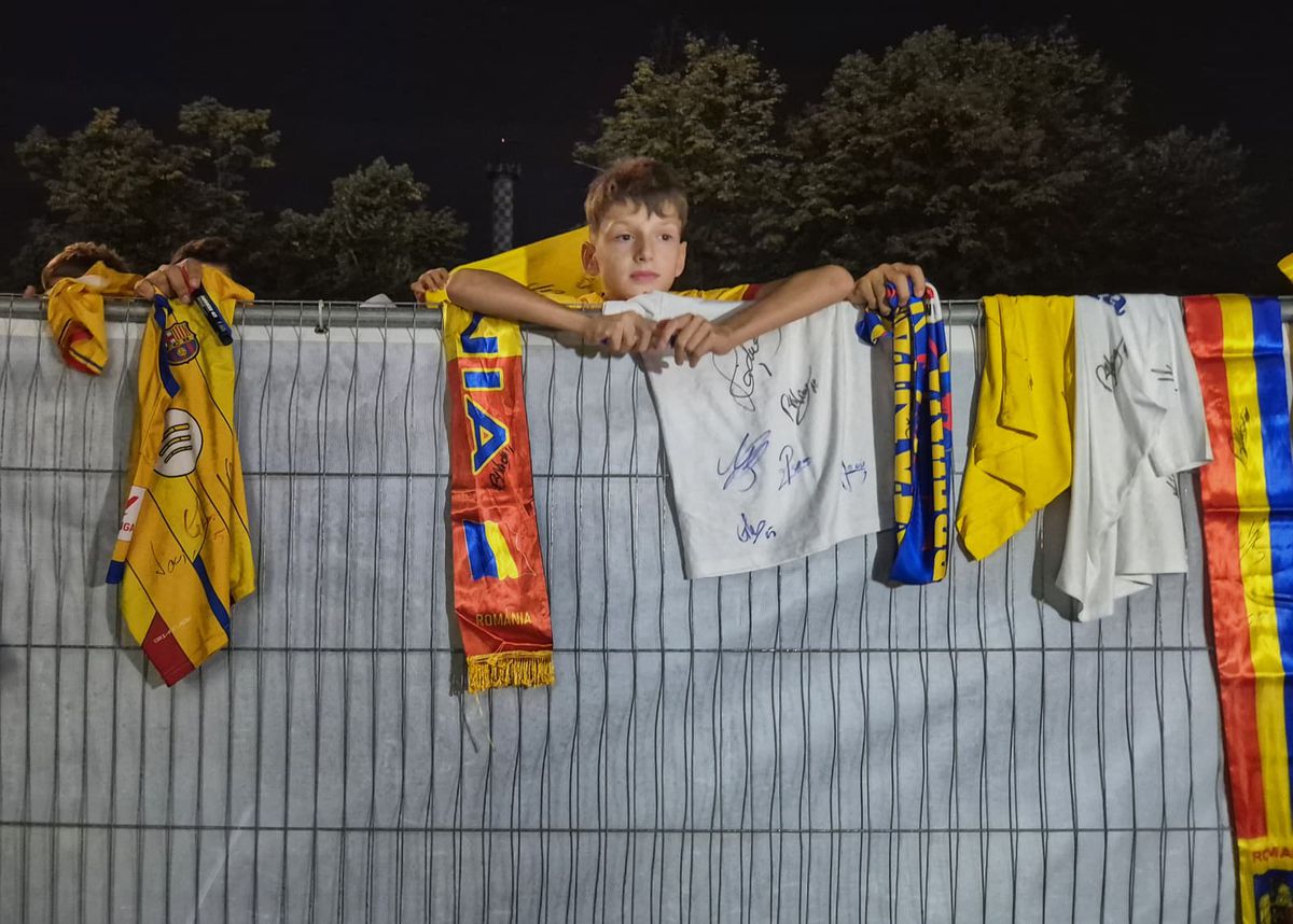 Scene penibile: generația de suflet, ascunsă de copii prin garduri de doi metri! Ce nu s-a văzut la TV, după umilința din România - Canada