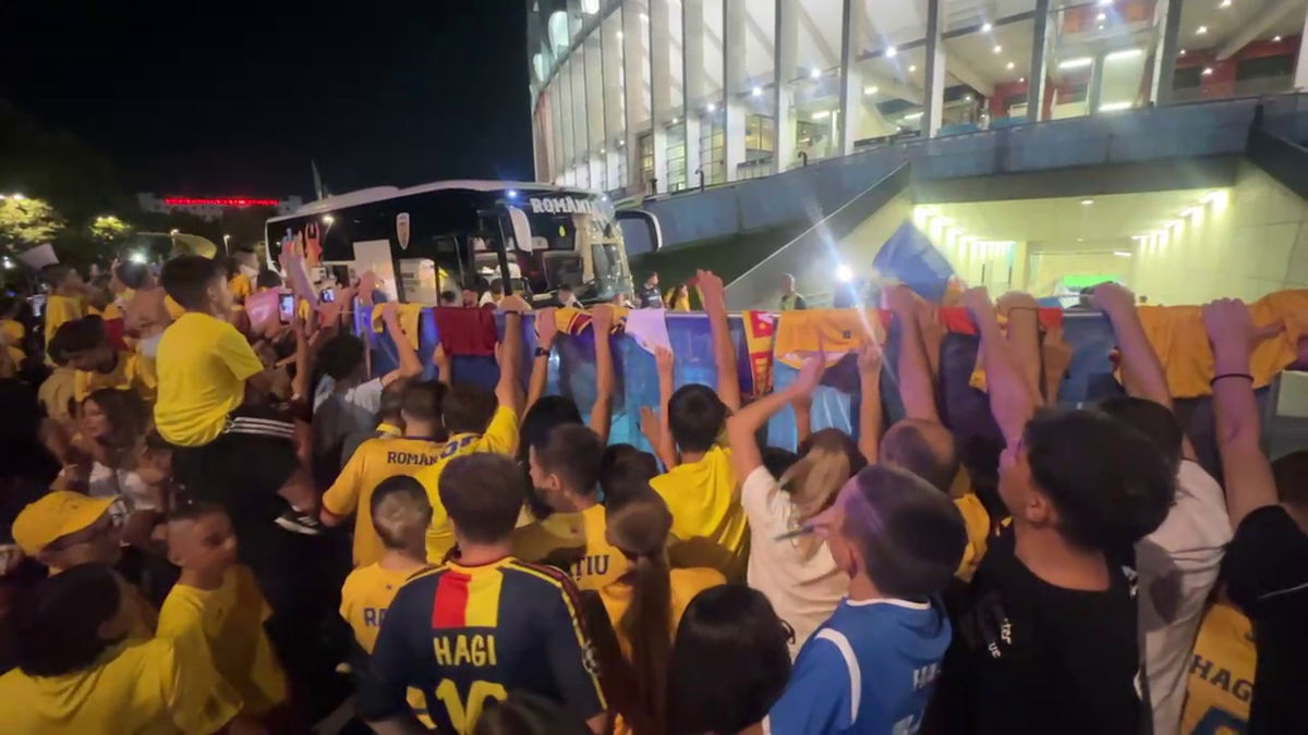 Scene penibile: generația de suflet, ascunsă de copii prin garduri de doi metri! Ce nu s-a văzut la TV, după umilința din România - Canada