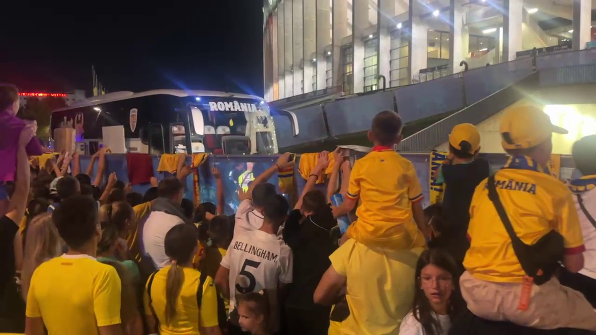 Scene penibile: generația de suflet, ascunsă de copii prin garduri de doi metri! Ce nu s-a văzut la TV, după umilința din România - Canada