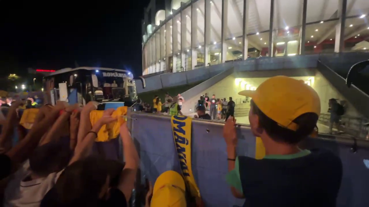 Scene penibile: generația de suflet, ascunsă de copii prin garduri de doi metri! Ce nu s-a văzut la TV, după umilința din România - Canada