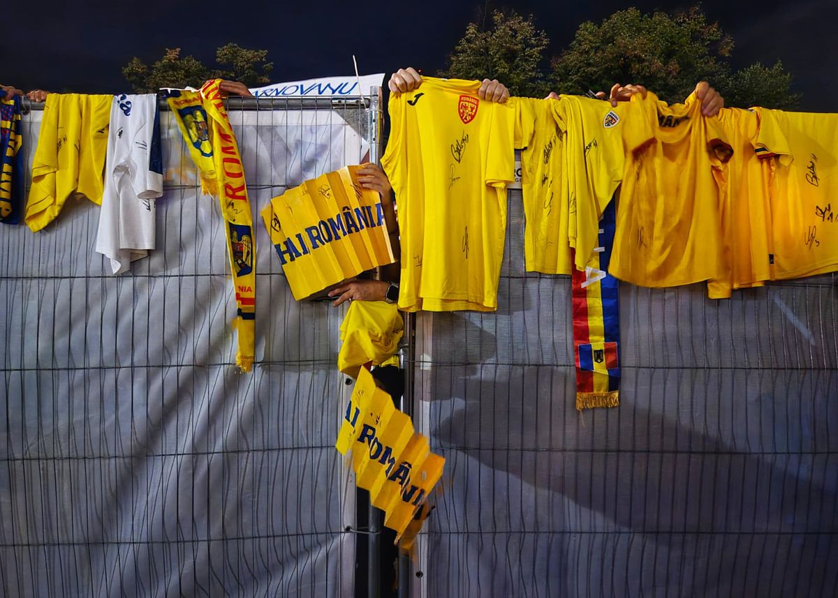 Scene penibile: generația de suflet, ascunsă de copii prin garduri de doi metri! Ce nu s-a văzut la TV, după umilința din România - Canada