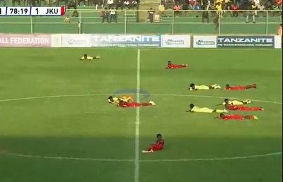 Jucătorii, arbitrul și cameramanii s-au aruncat la pământ pentru a evita pericolul!