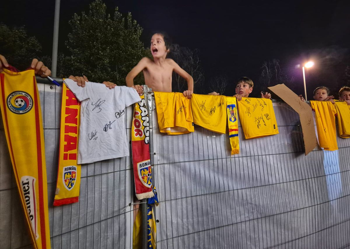 Scene penibile: generația de suflet, ascunsă de copii prin garduri de doi metri! Ce nu s-a văzut la TV, după umilința din România - Canada