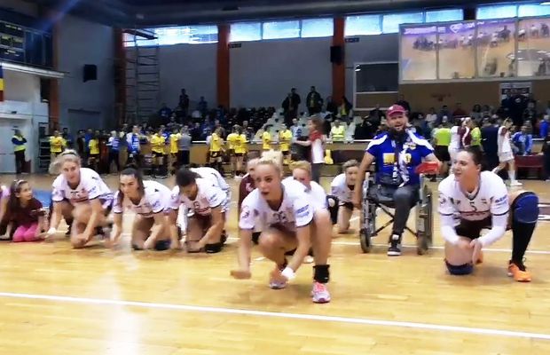 VIDEO Atmosferă SENZAȚIONALĂ după prima victorie stagională a Rapidului! Jucătoarele și fanii au creat un moment de excepție