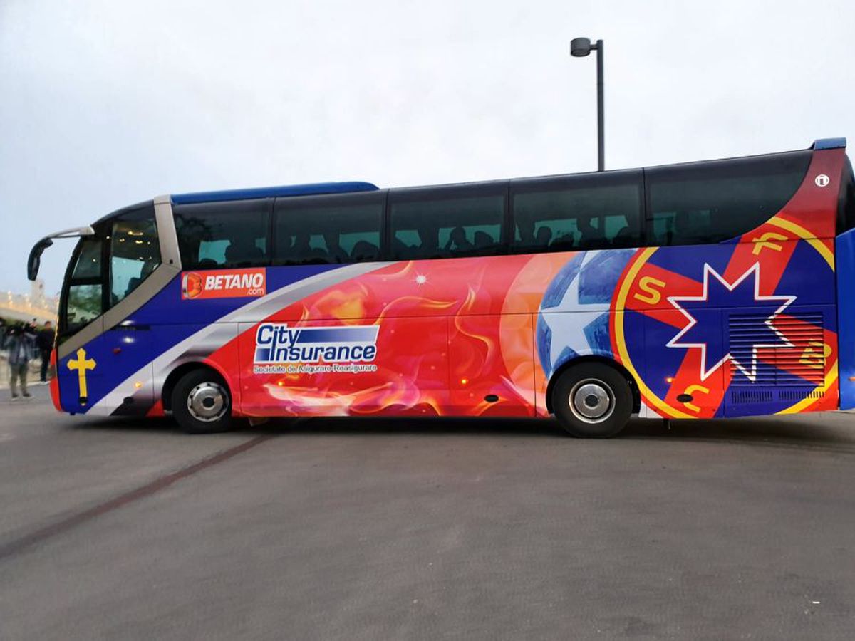 FCSB - DINAMO // VIDEO+FOTO Autocar rebranduit pentru roș-albaștri! Crucea a fost mutată, iar trofeele au dispărut