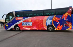 FCSB - DINAMO // VIDEO+FOTO Autocar rebranduit pentru roș-albaștri! Crucea a fost mutată, iar trofeele au dispărut