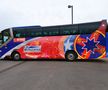 FCSB - DINAMO // VIDEO+FOTO Autocar rebranduit pentru roș-albaștri! Crucea a fost mutată, iar trofeele au dispărut