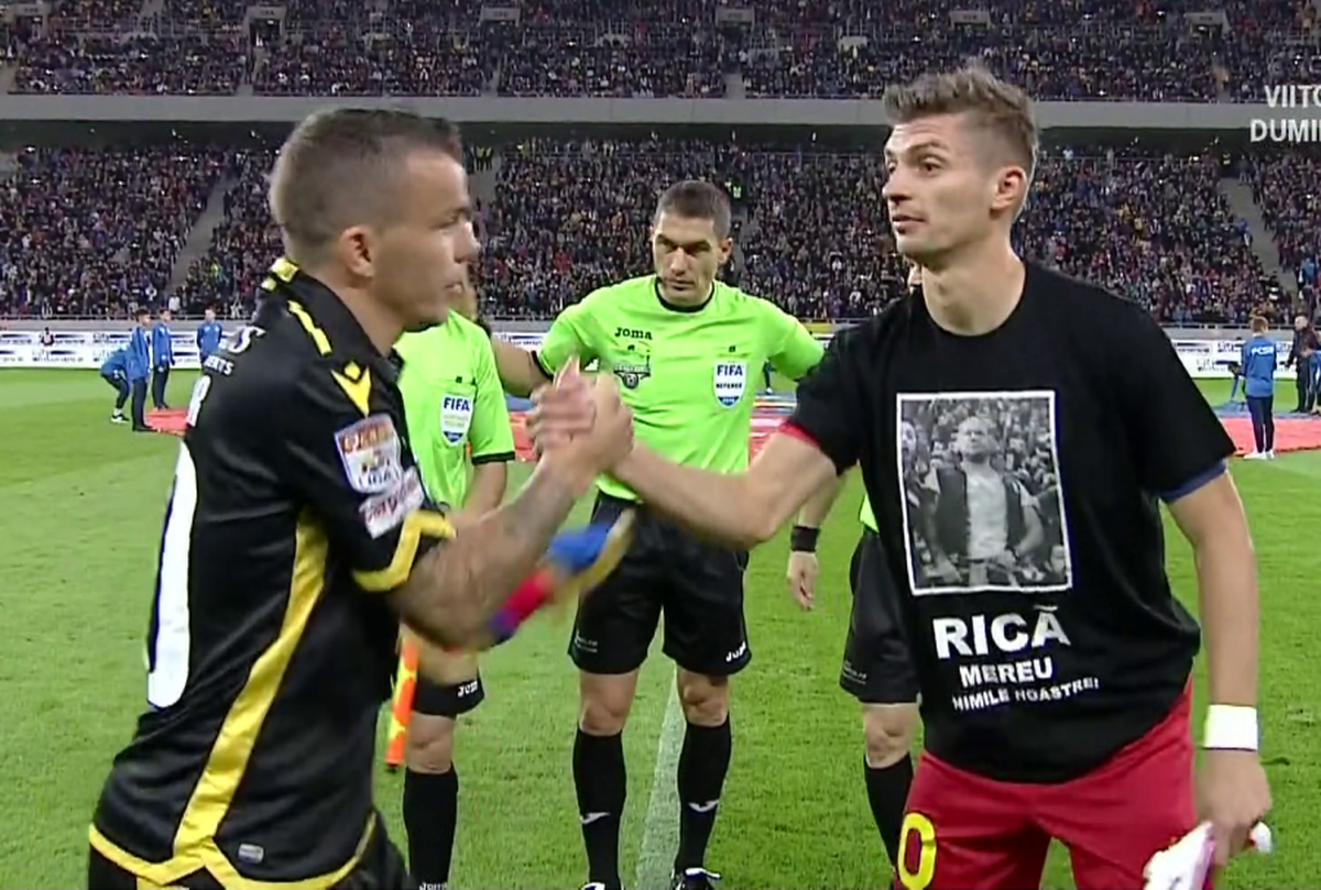 FCSB - DINAMO // FOTO & VIDEO Gest superb al jucătorilor de la FCSB » Tricouri dedicate suporterului decedat
