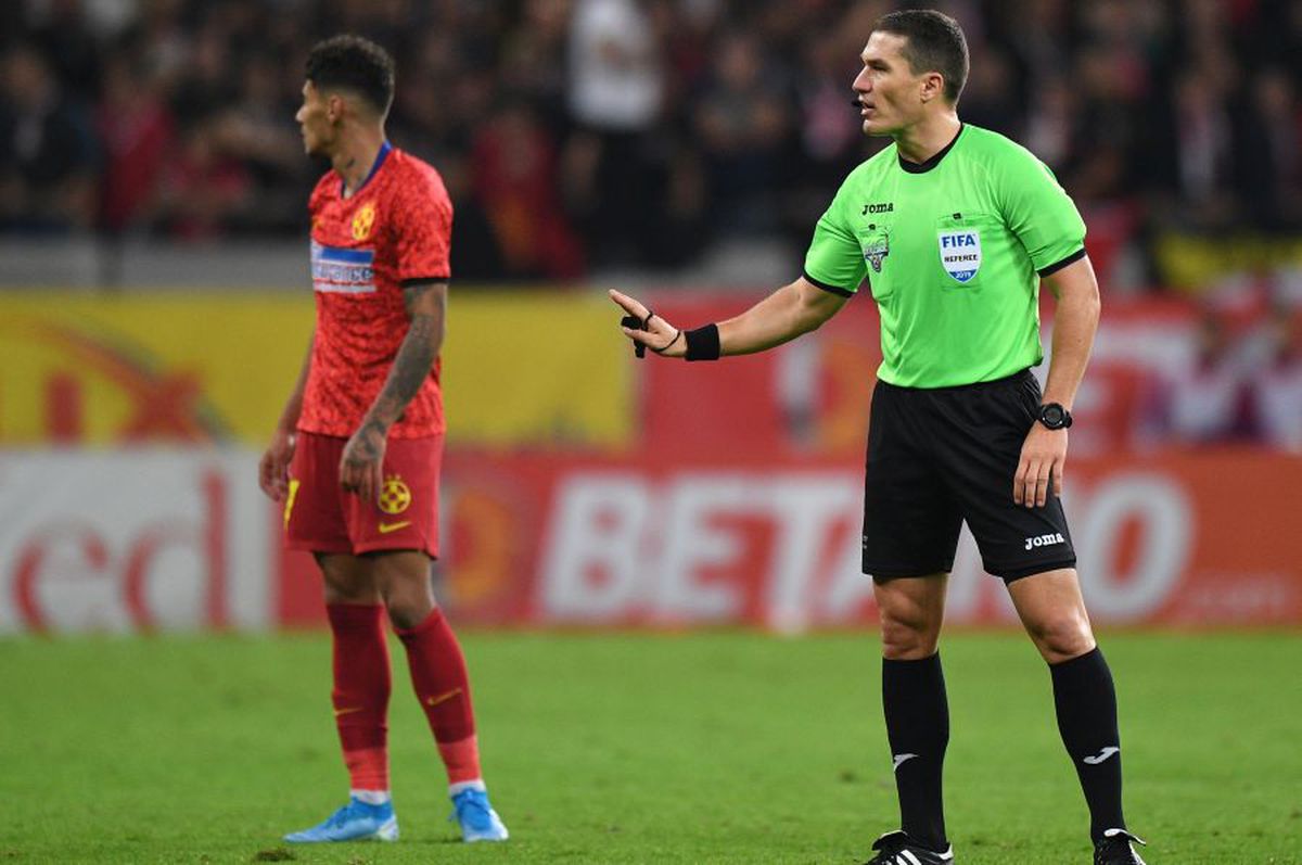 FCSB  - DINAMO // VIDEO + FOTO // Scandările RASISTE și XENOFOBE ale ultrașilor dinamoviști au oprit meciul! Kovacs, lovit în ochi cu o brichetă + banner rasist la adresa lui Prunea