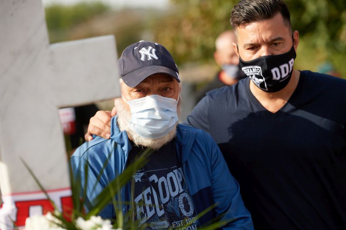 VIDEO Cosmin Contra și jucătorii lui Dinamo au mers azi la mormântul lui Cătălin Hîldan » Momente emoționante la Brănești