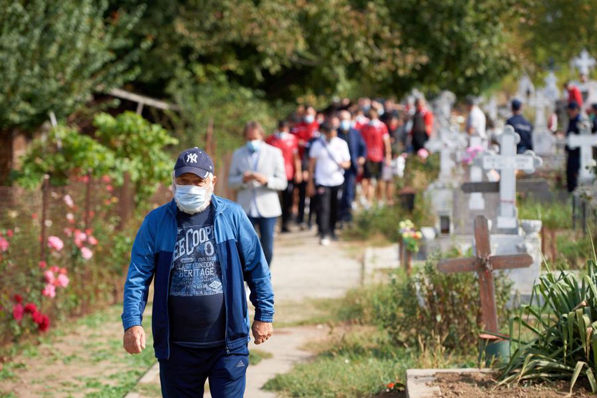VIDEO Cosmin Contra și jucătorii lui Dinamo au mers azi la mormântul lui Cătălin Hîldan » Momente emoționante la Brănești