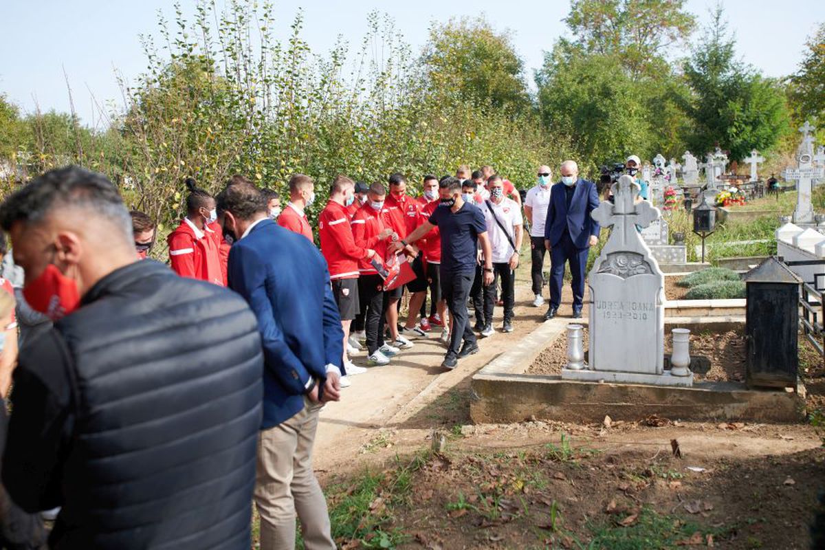 VIDEO Cosmin Contra și jucătorii lui Dinamo au mers azi la mormântul lui Cătălin Hîldan » Momente emoționante la Brănești