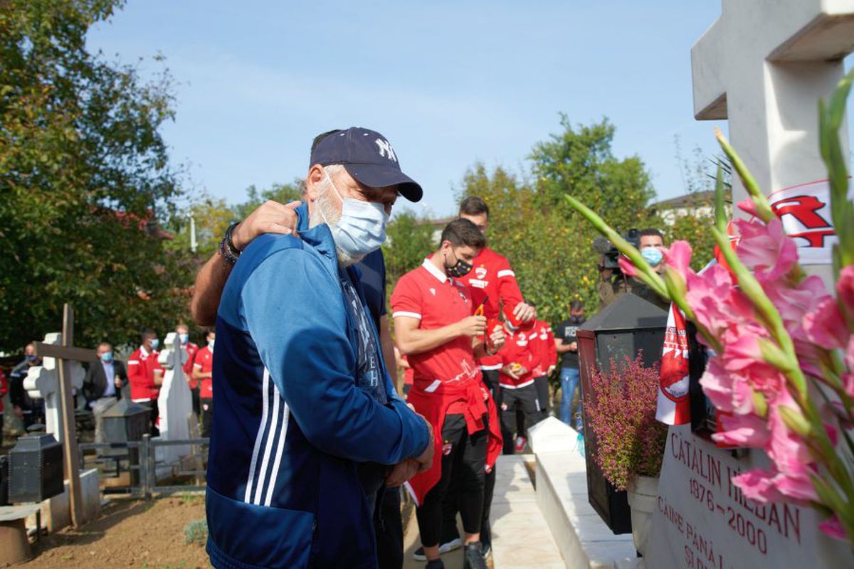 VIDEO Cosmin Contra și jucătorii lui Dinamo au mers azi la mormântul lui Cătălin Hîldan » Momente emoționante la Brănești