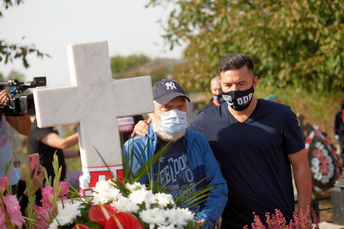 VIDEO Cosmin Contra și jucătorii lui Dinamo au mers azi la mormântul lui Cătălin Hîldan » Momente emoționante la Brănești