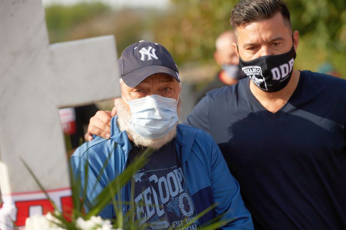 VIDEO Cosmin Contra și jucătorii lui Dinamo au mers azi la mormântul lui Cătălin Hîldan » Momente emoționante la Brănești