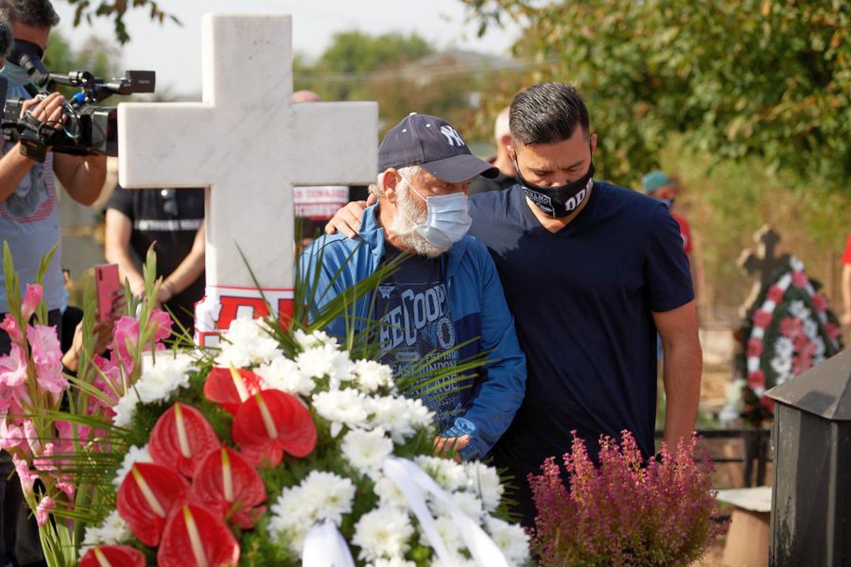 VIDEO Cosmin Contra și jucătorii lui Dinamo au mers azi la mormântul lui Cătălin Hîldan » Momente emoționante la Brănești