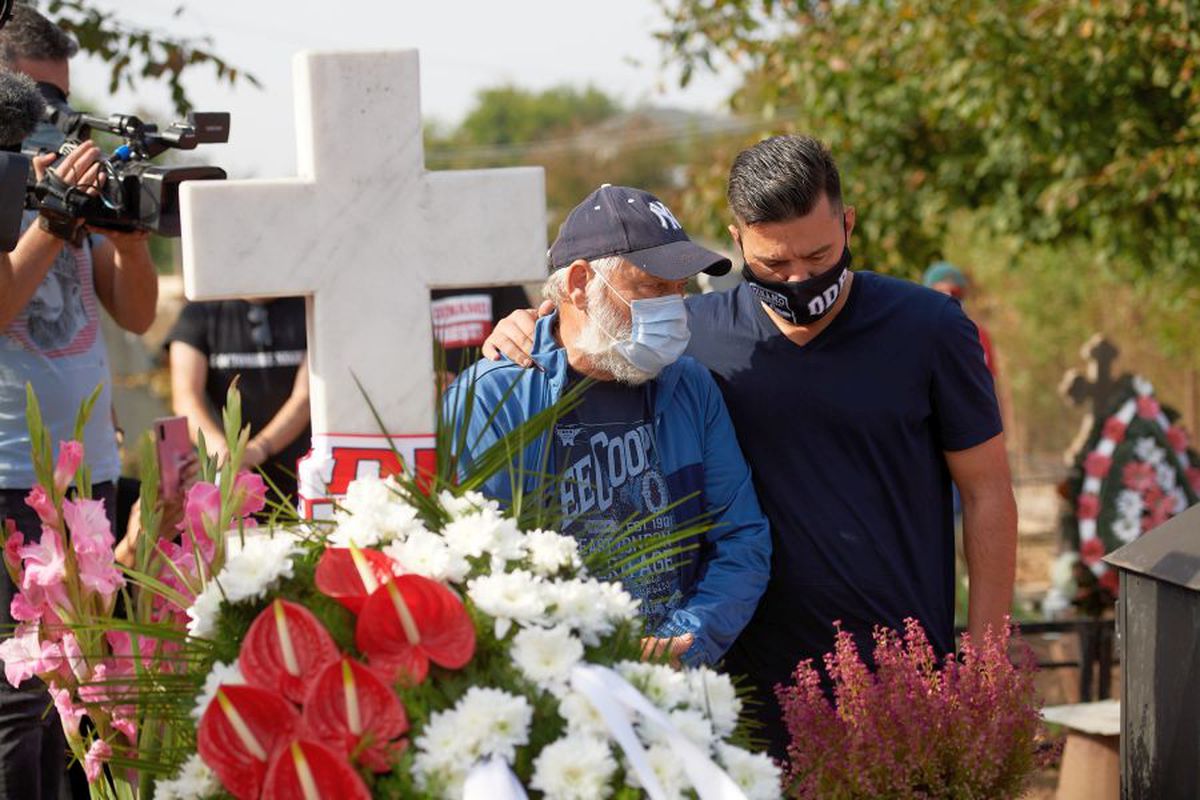 VIDEO Cosmin Contra și jucătorii lui Dinamo au mers azi la mormântul lui Cătălin Hîldan » Momente emoționante la Brănești