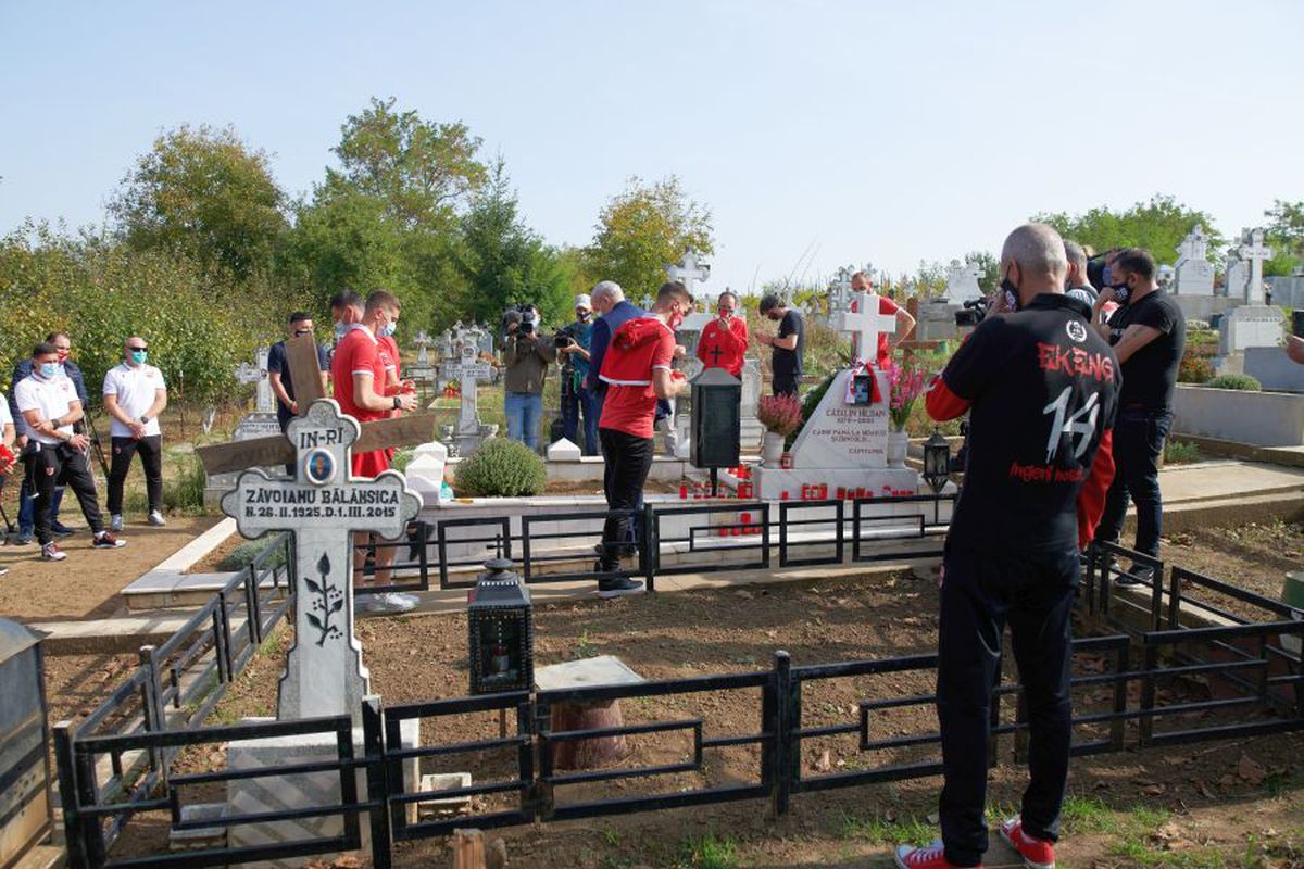 VIDEO Cosmin Contra și jucătorii lui Dinamo au mers azi la mormântul lui Cătălin Hîldan » Momente emoționante la Brănești