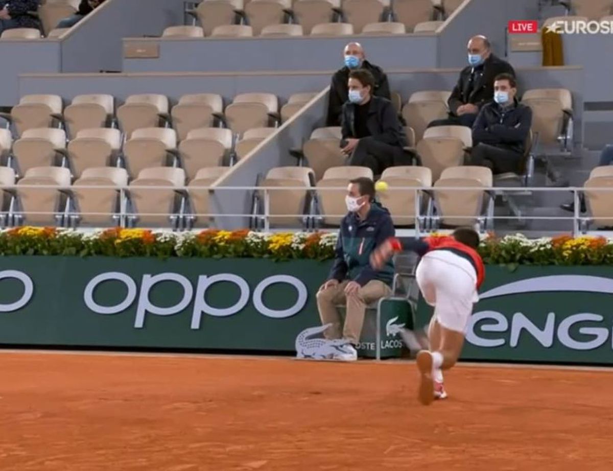 FOTO Déjà vu periculos pentru Novak Djokovic » Sârbul a lovit din nou un arbitru, involuntar, în victoria cu rusul Khachanov