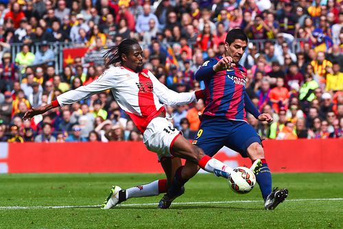 Abdoulaye Ba, în duel cu Luis Suarez // FOTO: GuliverGettyImages