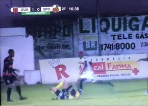 Un fotbalist a lovit arbitrul cu piciorul în cap » A fost arestat pe stadion de poliția militară