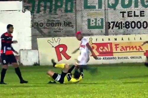 William Ribeiro l-a lovit pe arbitrul Rodrigo Crivellaro cu piciorul în cap!