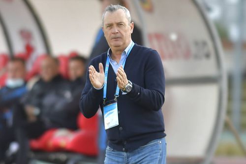 Mircea Rednic l-a cooptat în staff-ul lui Dinamo pe preparatorul fizic Andrei Antoce, în vârstă de doar 26 de ani. Cei doi au mai colaborat la Viitorul, actuala Farul, și Poli Iași.