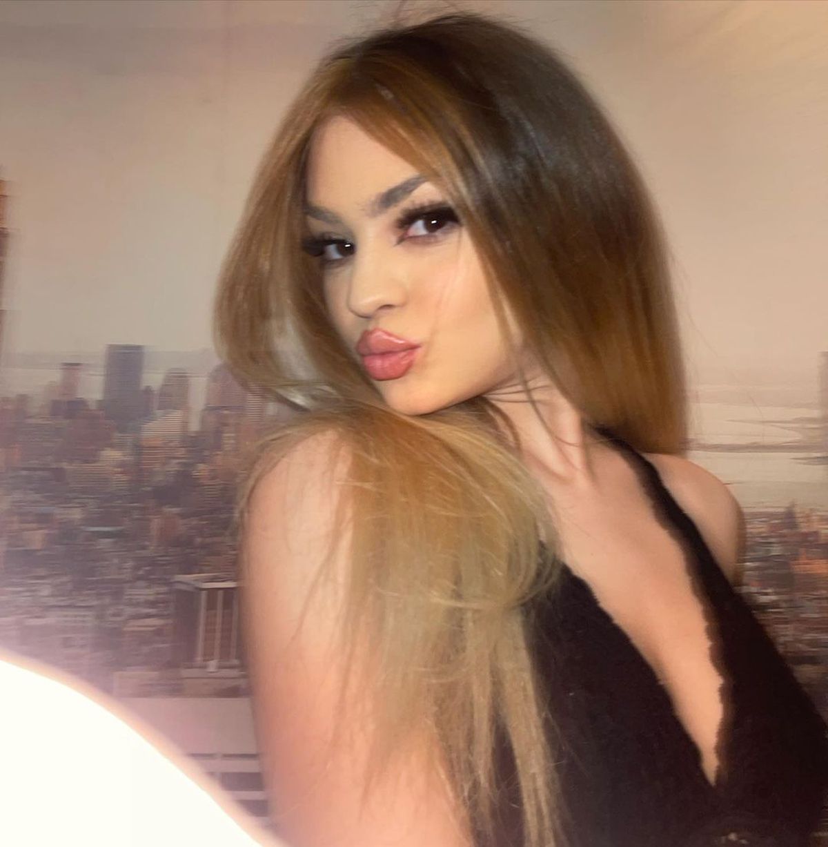 Mario Mutu, sfat pentru iubita de 18 ani, printre imagini cu tentă indecentă: „Școala nu te ajută să pui pâine pe masă, dar e un mare plus”