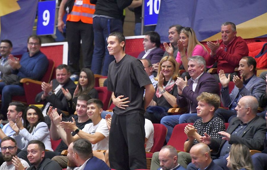 David Popovici ovaționat la Sala Polivalentă // FOTO: Cristi Preda David Popovici, spectacol în tribune la Dinamo - Porto » S-a ridicat în picioare și a început să cânte alături de ultrași