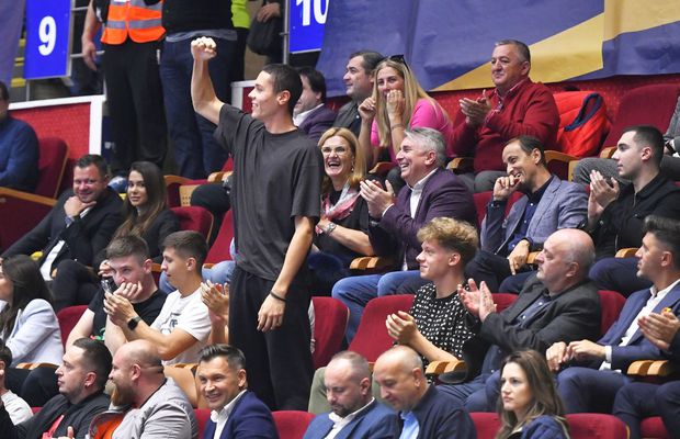 David Popovici, spectacol în tribune la Dinamo - Porto » S-a ridicat în picioare și a început să cânte alături de ultrași