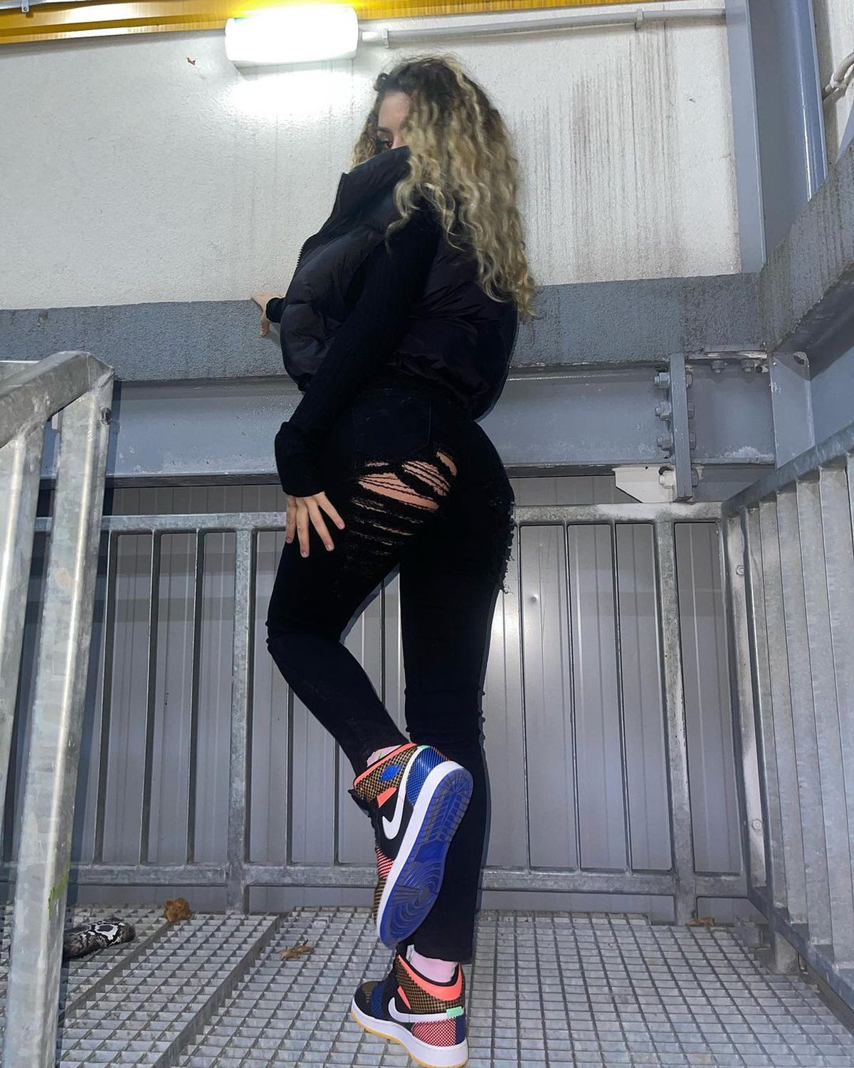 Mario Mutu, sfat pentru iubita de 18 ani, printre imagini cu tentă indecentă: „Școala nu te ajută să pui pâine pe masă, dar e un mare plus”