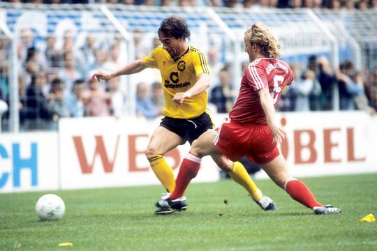 Marcel Răducanu, în tricoul lui Dortmund, la un derby cu Bayern în care trece de Brehme // foto: Imago