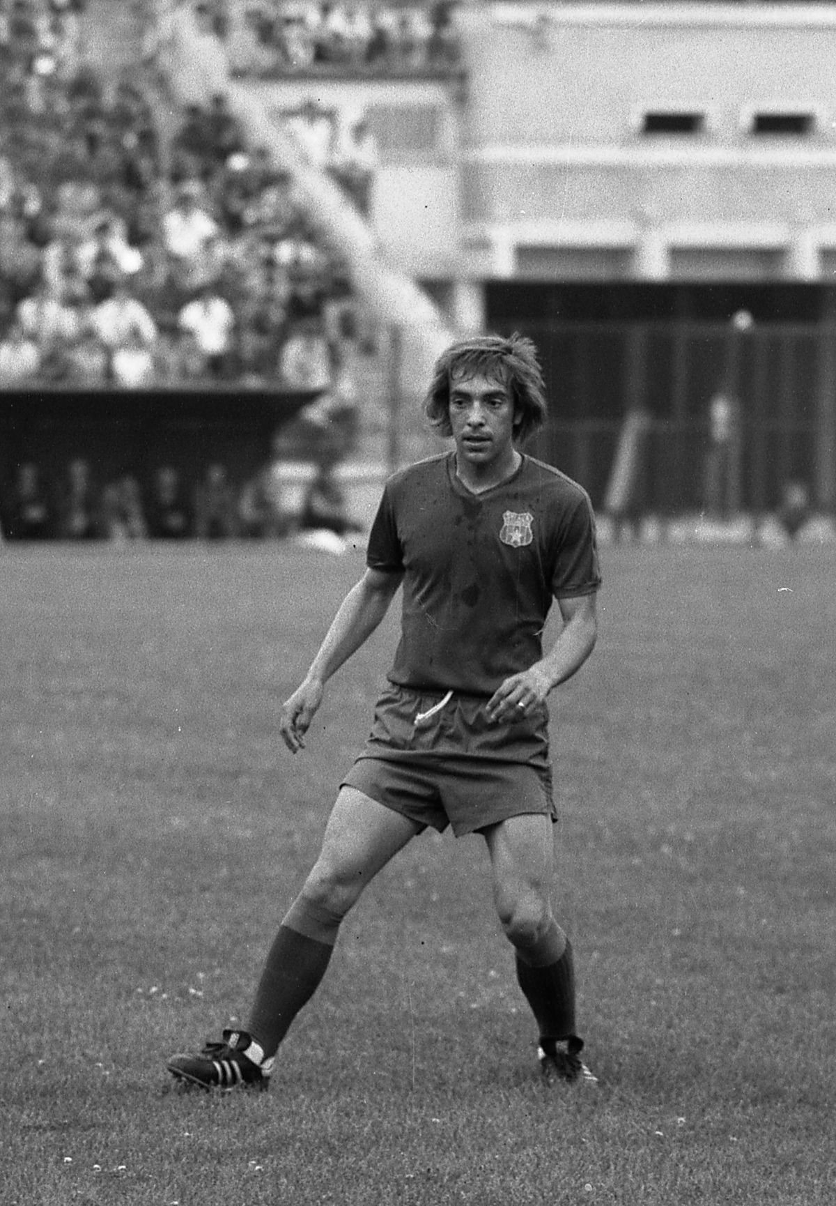 10 pasaje tari din noua carte a lui „Iosefini” Marcel Răducanu » Turnători, mașina de fițe nemaivăzută în București și marea lui plăcere: „Să îi dau gol lui Dinamo după ce îl driblez pe Dinu”