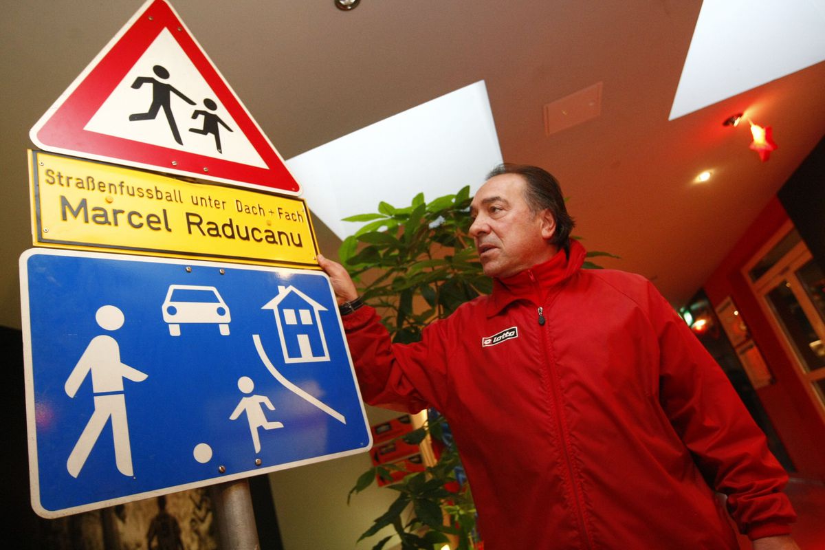 10 pasaje tari din noua carte a lui „Iosefini” Marcel Răducanu » Turnători, mașina de fițe nemaivăzută în București și marea lui plăcere: „Să îi dau gol lui Dinamo după ce îl driblez pe Dinu”