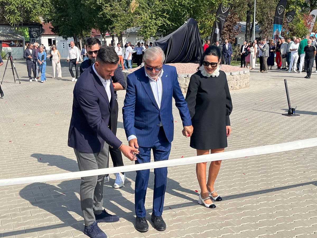 Marica i-a făcut statuie lui Ilie Năstase: „Excepțională, seamănă perfect!” » Inaugurare cu șampanie și invitați de seamă la noua Academie