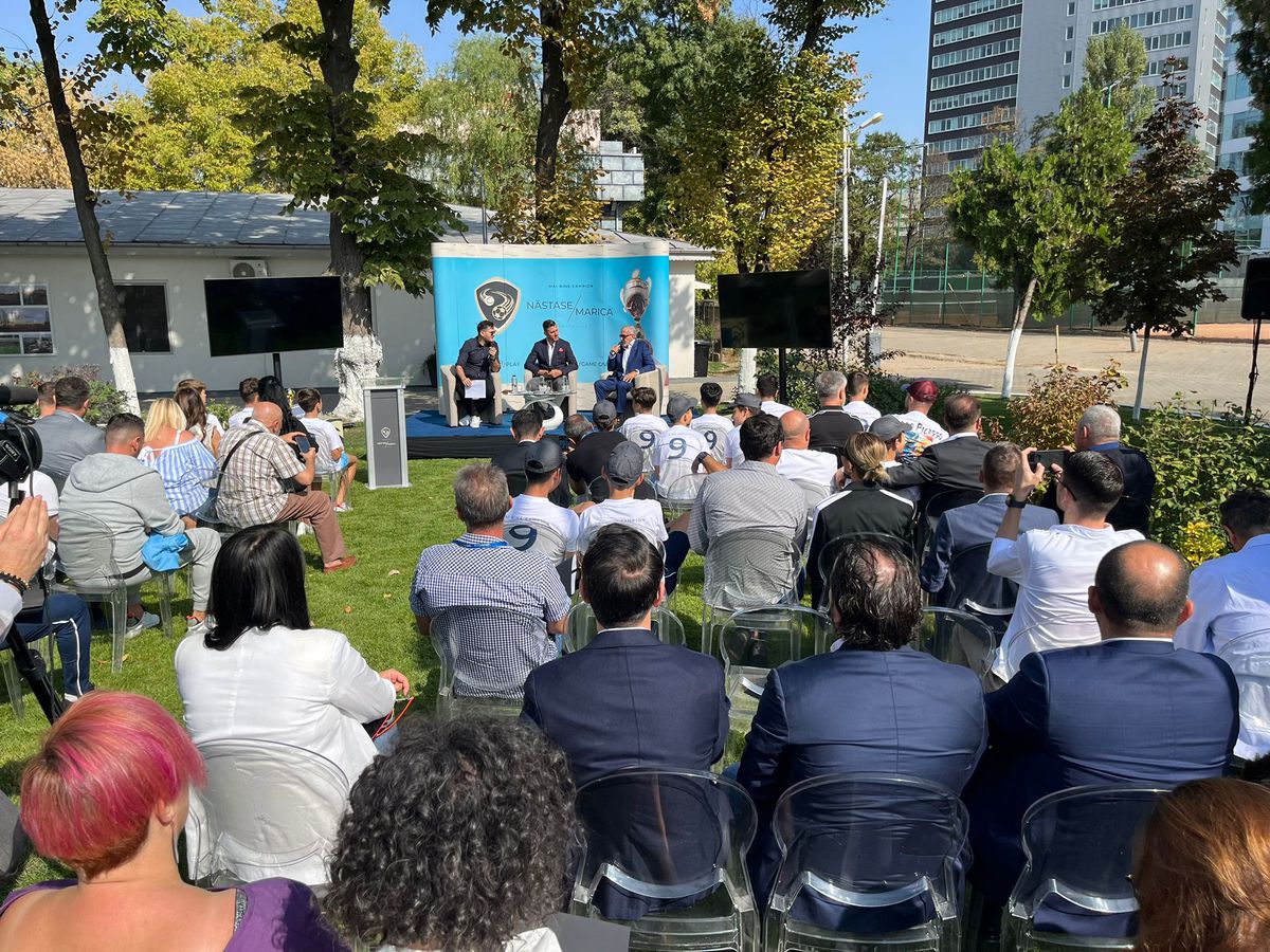 Marica i-a făcut statuie lui Ilie Năstase: „Excepțională, seamănă perfect!” » Inaugurare cu șampanie și invitați de seamă la noua Academie