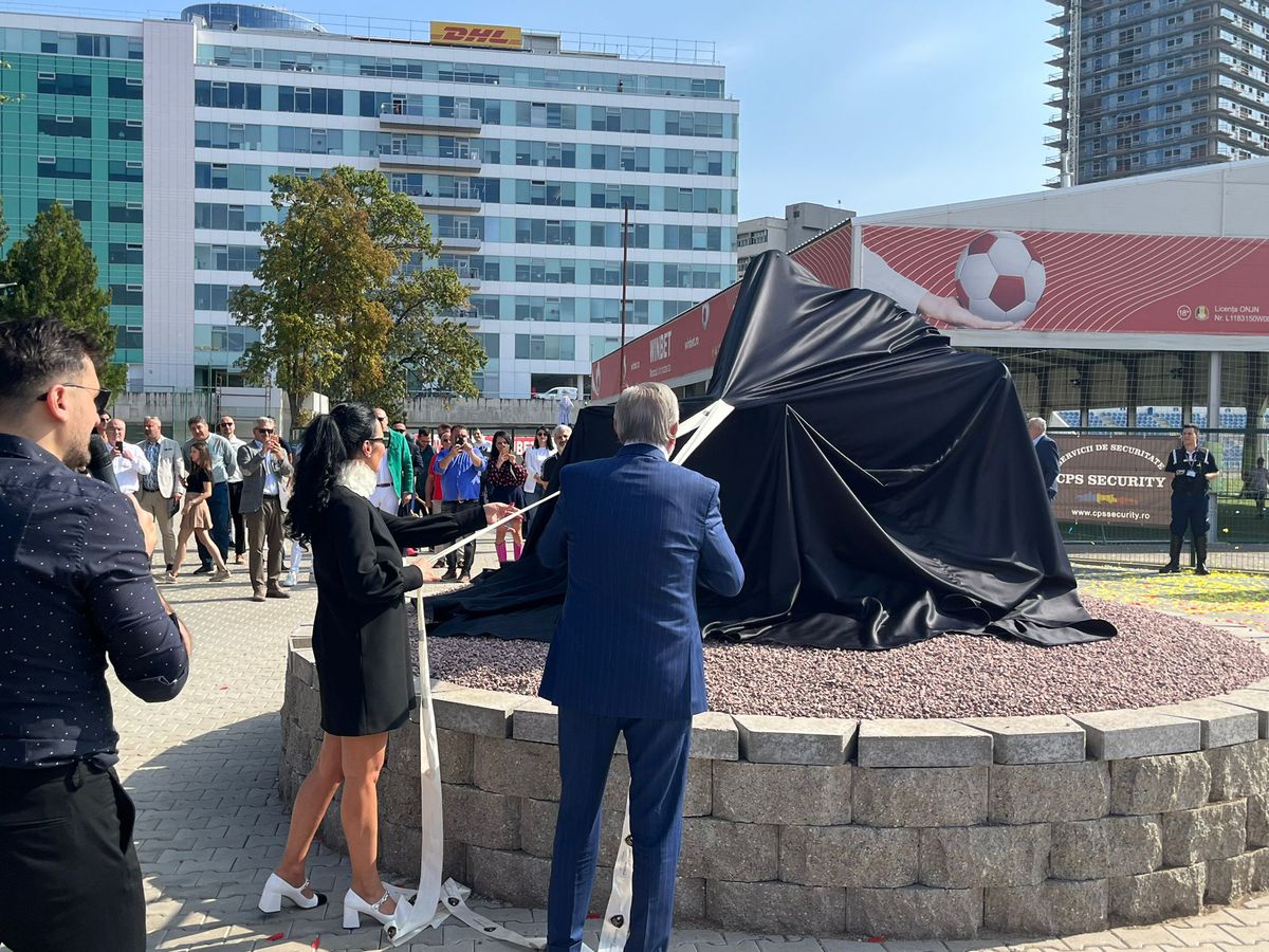 Marica i-a făcut statuie lui Ilie Năstase: „Excepțională, seamănă perfect!” » Inaugurare cu șampanie și invitați de seamă la noua Academie