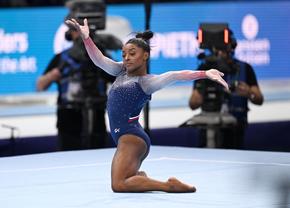Simone Biles înaintea execuției la sol din finala mondială pe echipe: „Ce notă ar trebui să iau? De cât avem nevoie?”