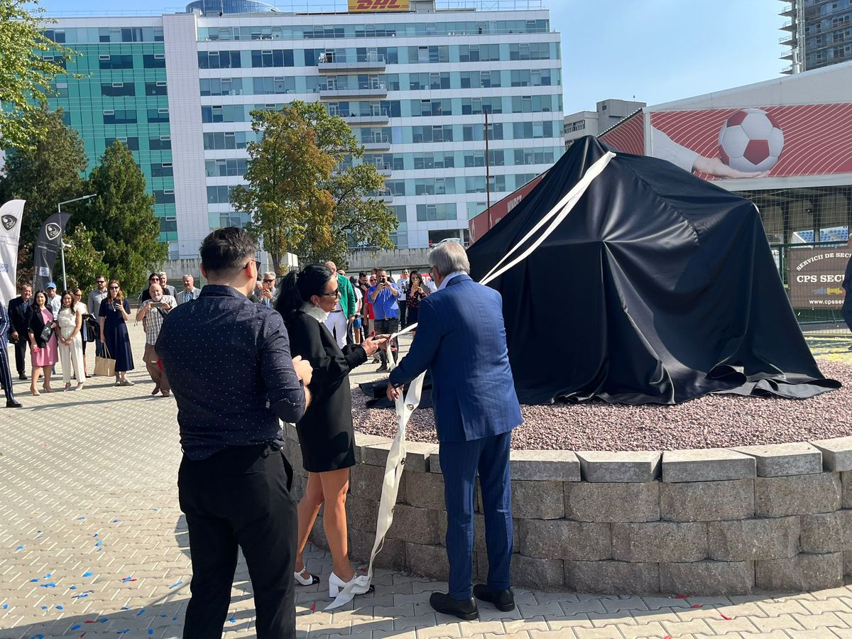 Marica i-a făcut statuie lui Ilie Năstase: „Excepțională, seamănă perfect!” » Inaugurare cu șampanie și invitați de seamă la noua Academie