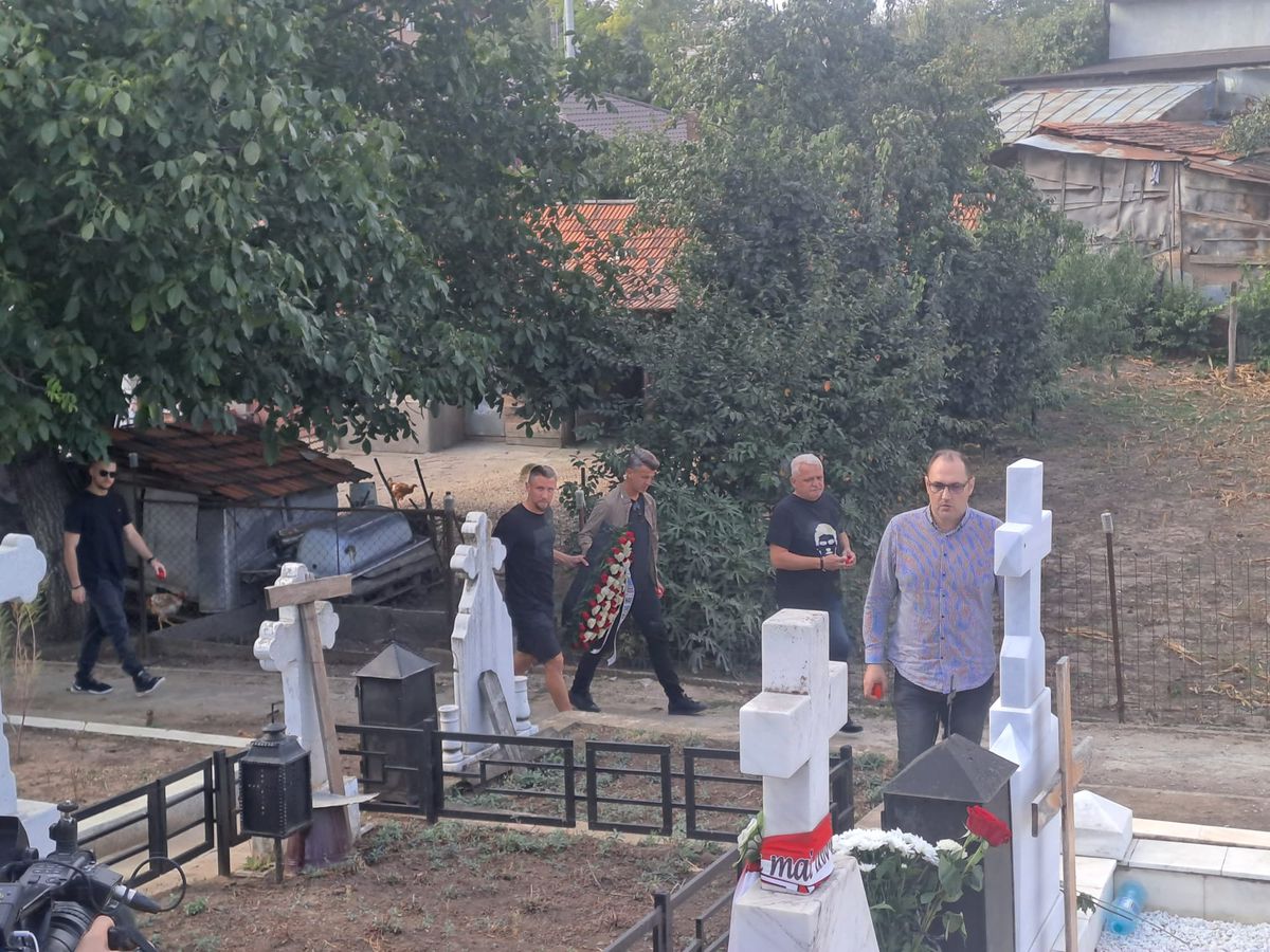 Dinamoviștii, la mormântul lui Cătălin Hîldan » Imagini emoționante la 23 de ani de la decesul „Unicului Căpitan”