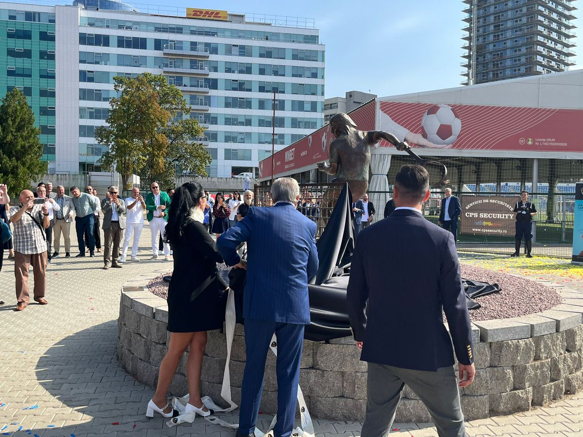 Marica i-a făcut statuie lui Ilie Năstase: „Excepțională, seamănă perfect!” » Inaugurare cu șampanie și invitați de seamă la noua Academie