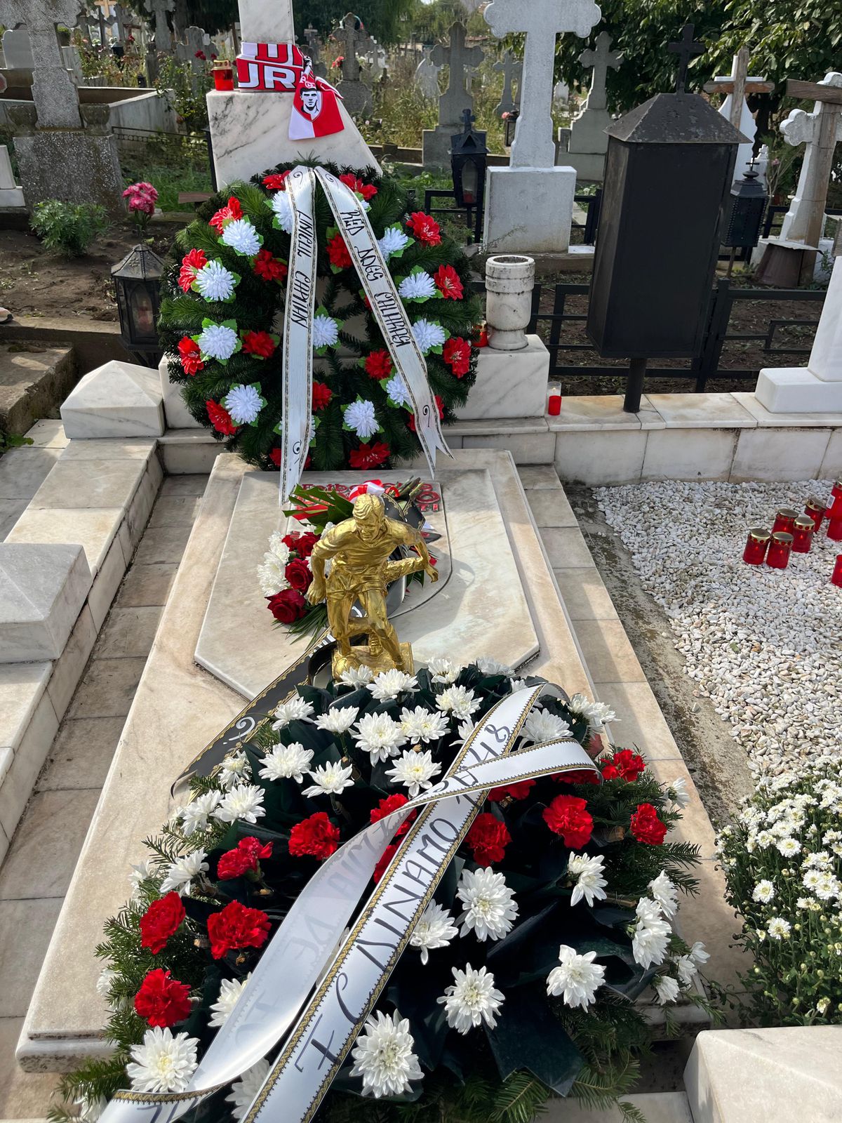 Fotbaliștii și suporterii lui Dinamo, prezenți la mormântul lui Cătălin Hîldan la 24 de ani de la moartea „Unicului Căpitan”: „După aproape un sfert de veac, golu-n suflet e intact”