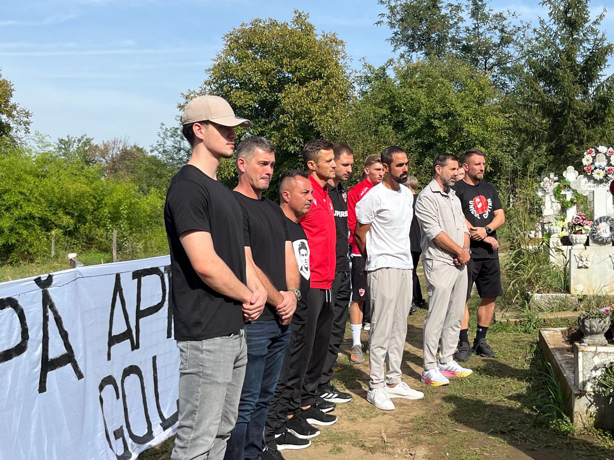 Fotbaliștii și suporterii lui Dinamo, prezenți la mormântul lui Cătălin Hîldan la 24 de ani de la moartea „Unicului Căpitan”: „După aproape un sfert de veac, golu-n suflet e intact”